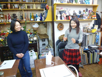 ゆりこ先生に制作意図を語ります。