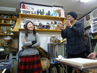 「もっとこうした方が良いのでは?」とカトちゃん作品に意見を述べるスズキさん。