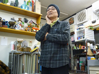 自作を語るスズキさん。
