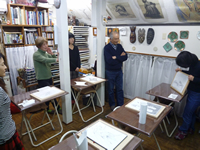 「なぜ魚を作ったのか?」内容を語るトミーさん。