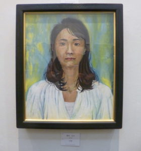 続きまして4期に展示されました野村さんの自画像です。このような真摯に自分を発見する表現としての自画像は、他の出品作には１つもありませんでし
た。バックの表現も面白く、額とも合っていましたね。
