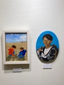 左　吉田薫会員　人物油彩画　右　中山京子会員　人物油彩画(オーバル)